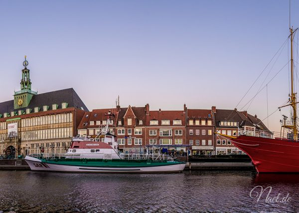 Panorama von Rathaus und Hafen in Emden