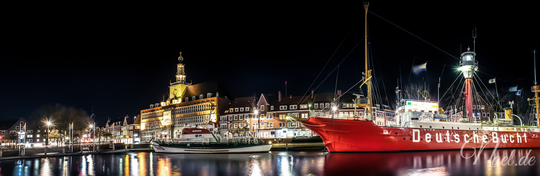 Panorama von Rathaus und Hafen in Emden in der Nacht