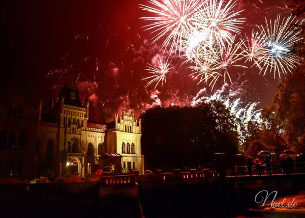 Schloss Evenburg und Schlosspark - Kleines Fest im großen Park der Evenburg - Feuerwerk