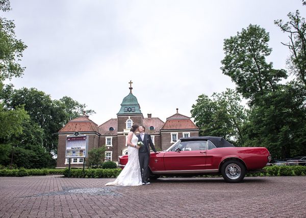 katharina-and-stefan-with-retro-car