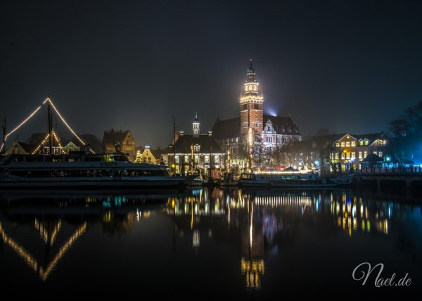 Alte Waage und Rathaus, Leer (Ostfriesland) in der Nacht