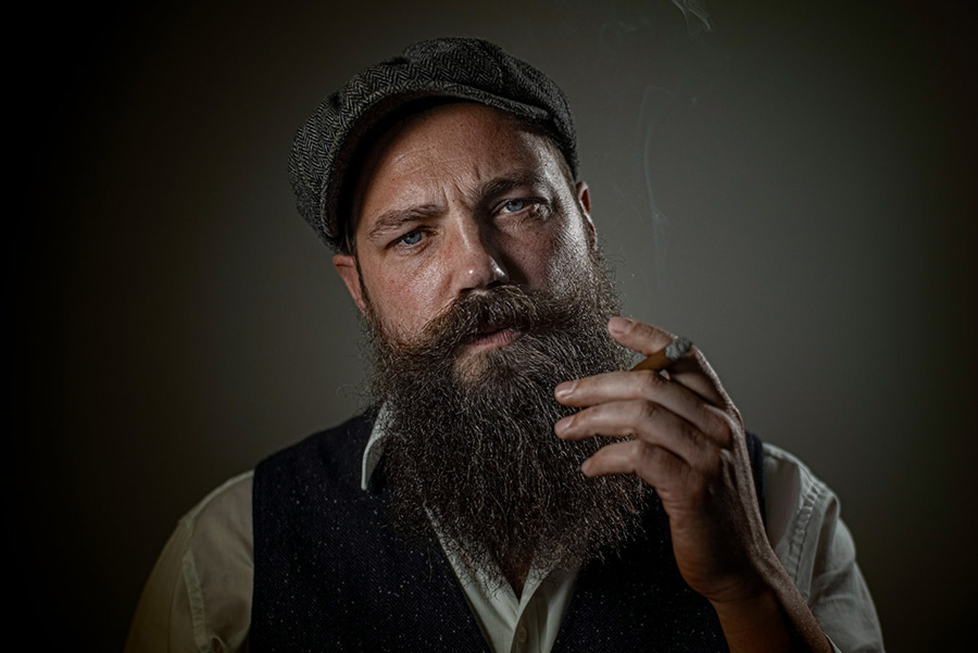 Portrait von Bastian mit seiner Zigarre