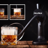 Produktfoto einer Allpax Räucherpistole, die Rauch in ein Glas mit Whiskey-Cocktail leitet, inklusive Detailaufnahmen der Rauchentwicklung. Ein Beispiel für kreative und hochwertige Produktfotografie im Bereich Barzubehör und Küchentechnik.
