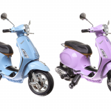 Freigestelltes Produktfoto von zwei elektrischen Kinderscootern im Vespa-Stil, in Hellblau und Lila, auf weißem Hintergrund, Beispiel für farblich ansprechende und detailreiche Produktfotografie im Bereich Spielzeugfahrzeuge.