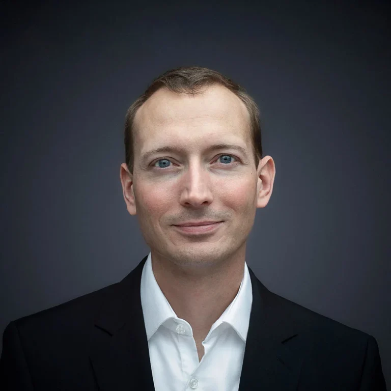 Elegantes Business Portrait eines smarten Mannes im Anzug im professionellen Studio von Nael Fotostudio. Hochwertige Studiofotografie für Unternehmensauftritte, LinkedIn und Personal Branding.